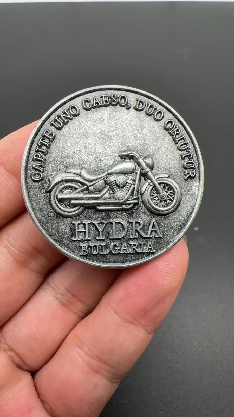 Монета Hydra детайлен изглед отблизо — качество на изработката от FORZIMA